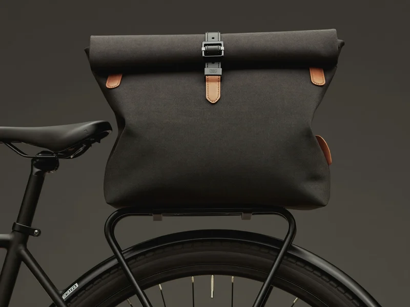 Illustrierte wasserdichte Rolltop-Tasche in Anthrazit am Gepäckträger