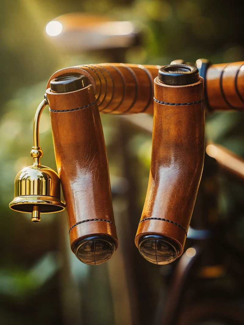 Illustrierte Cognac-Lederhgriffe und kleine Messingklingel am Lenker